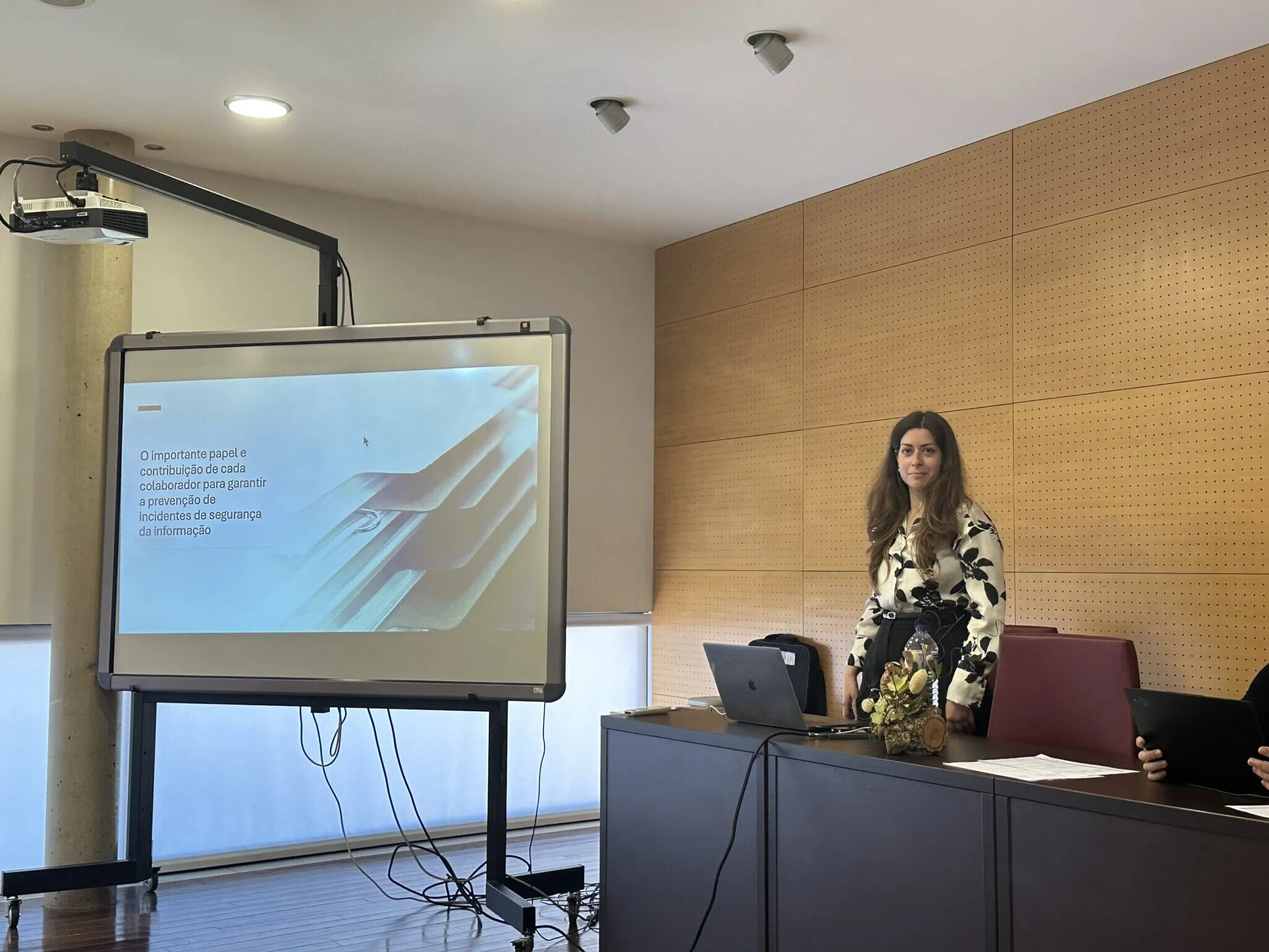 Silvana Oliveira, formadora da CyberS3c, a conduzir a sessão junto do ecrã de projeção