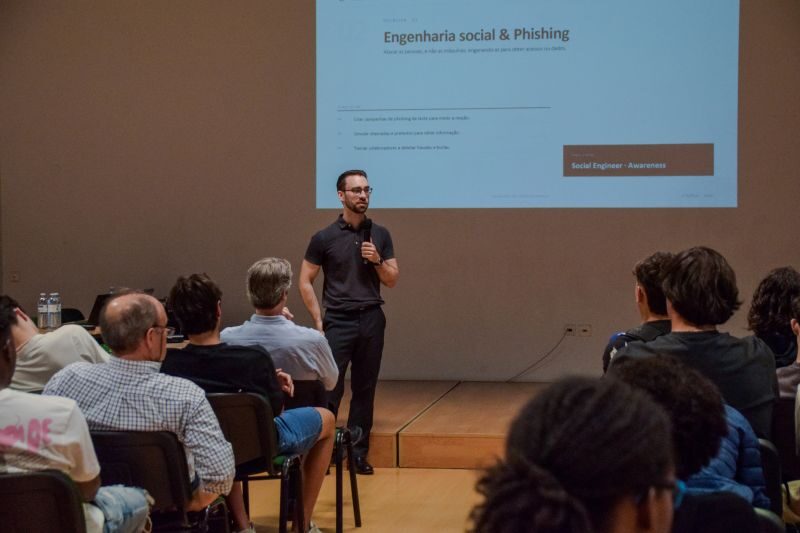 Formador da CyberS3c a apresentar o tema de engenharia social e phishing aos alunos