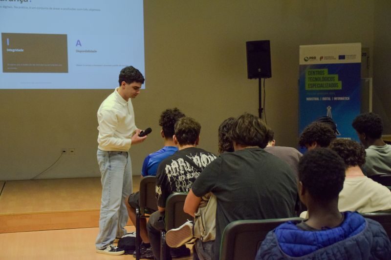 Formador da CyberS3c a explicar os princípios de integridade e disponibilidade da informação