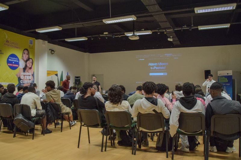 Sala repleta de alunos a assistir à sessão de cibersegurança durante as jornadas técnicas