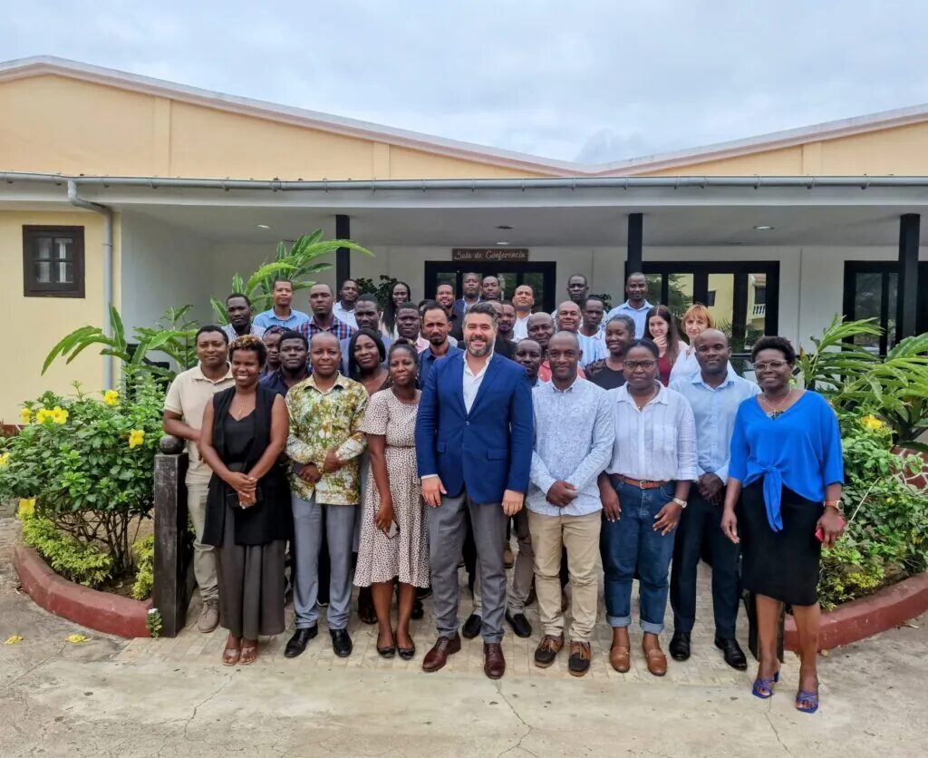 Equipa da missão e participantes locais reunidos à entrada do local do evento em São Tomé e Príncipe