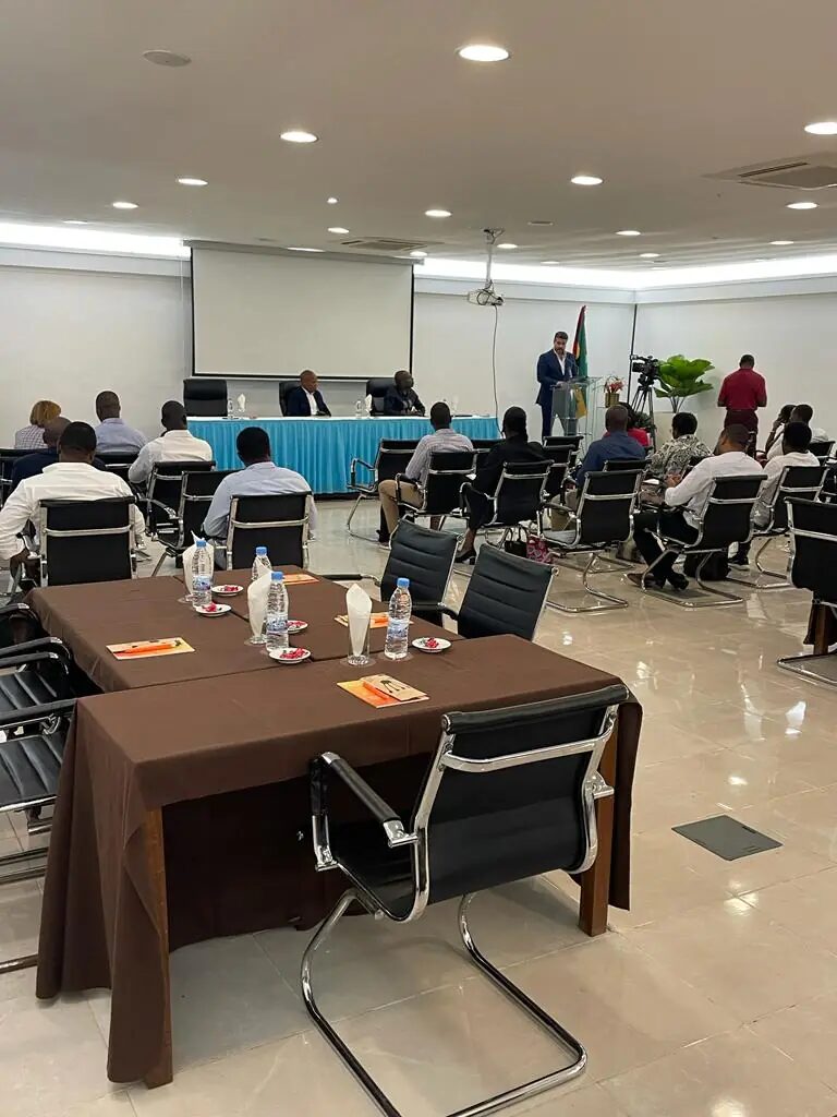 Vista da sala de conferências durante uma das sessões de trabalho da missão