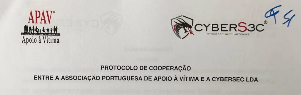 Cabeçalho do protocolo de cooperação entre a APAV e a CyberS3c, com os logótipos de ambas as organizações