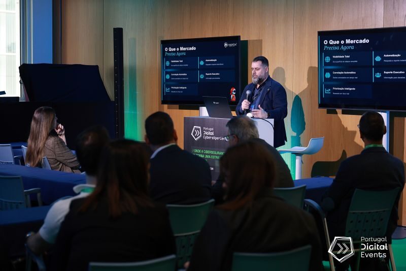 Apresentação do VIRIATUS no palco do Portugal Digital CyberExperience, com o slide O que o mercado precisa agora