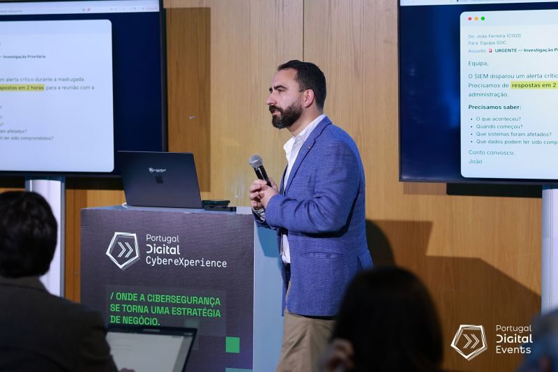 Orador da CyberS3c a demonstrar a plataforma junto ao púlpito do evento
