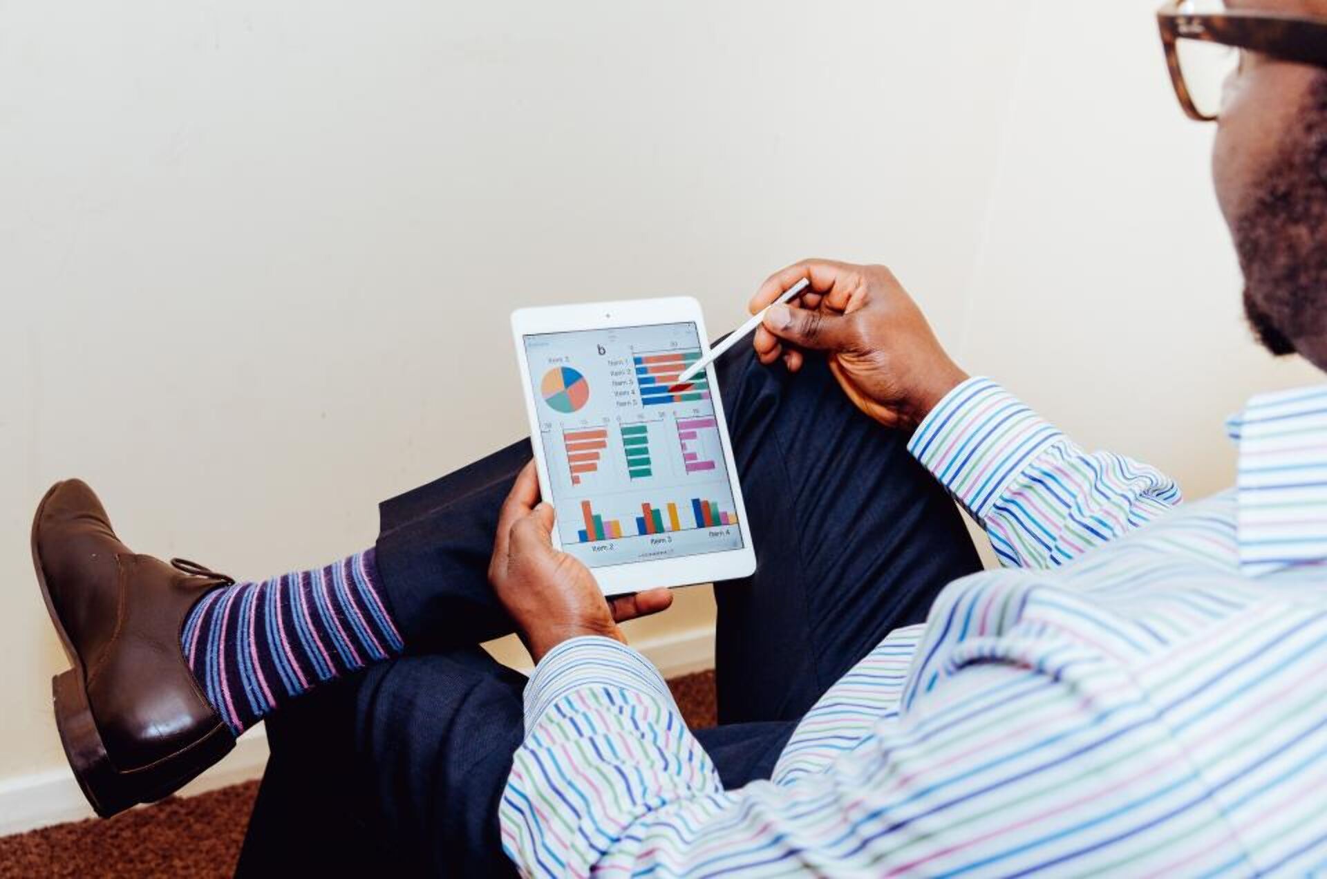 Executivo a analisar indicadores num tablet