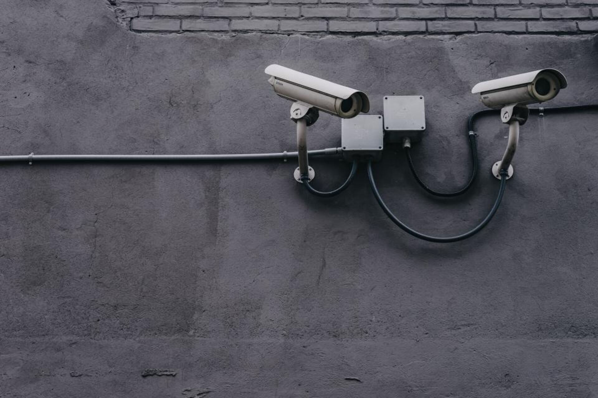 Duas câmaras de videovigilância numa parede de betão