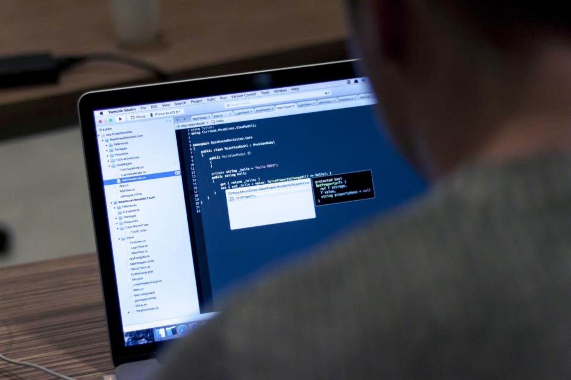 Ecrã de código num ambiente de trabalho técnico