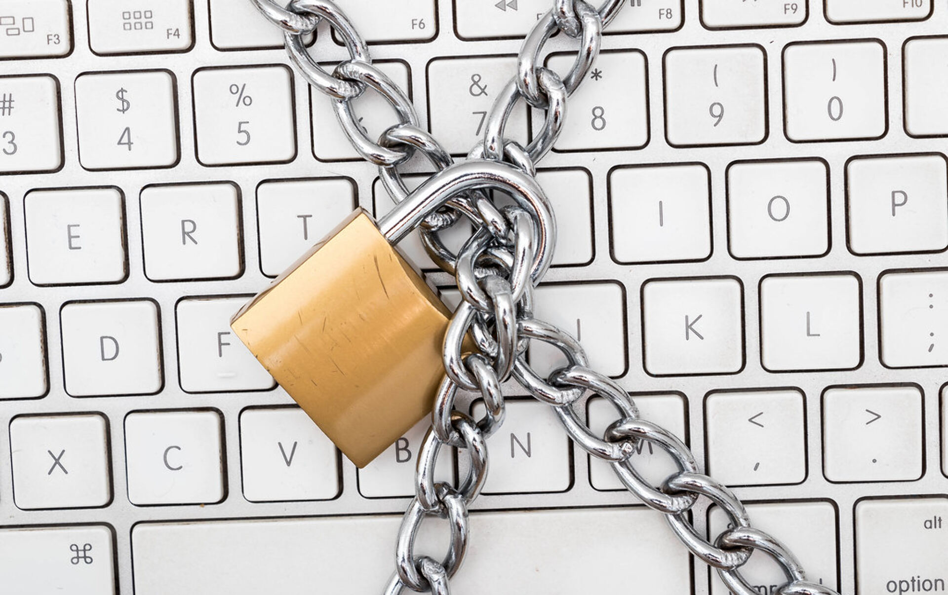 Cadeado e corrente sobre um teclado de computador